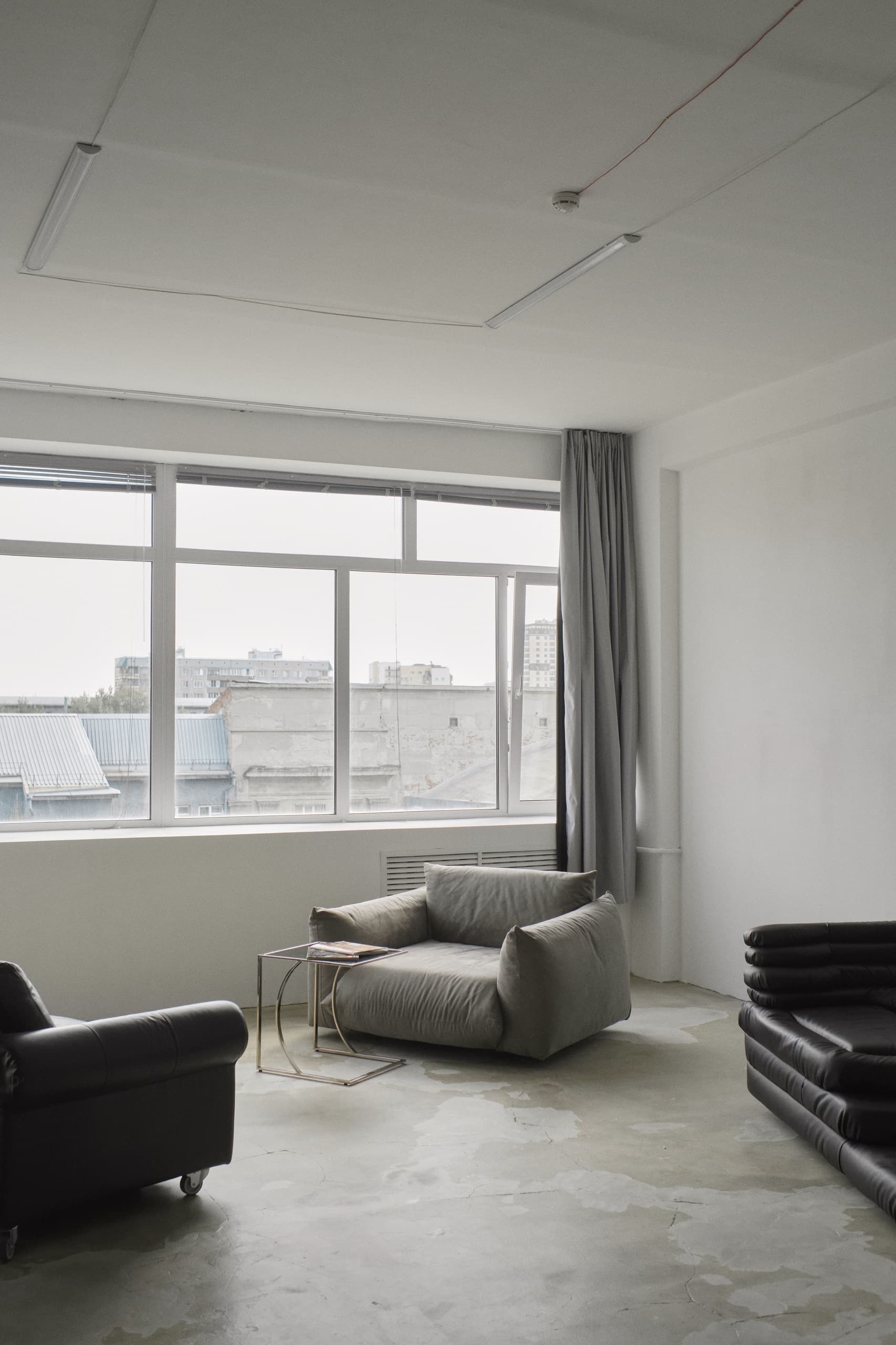 Интерьер зала Первый - вид на окна и мебель