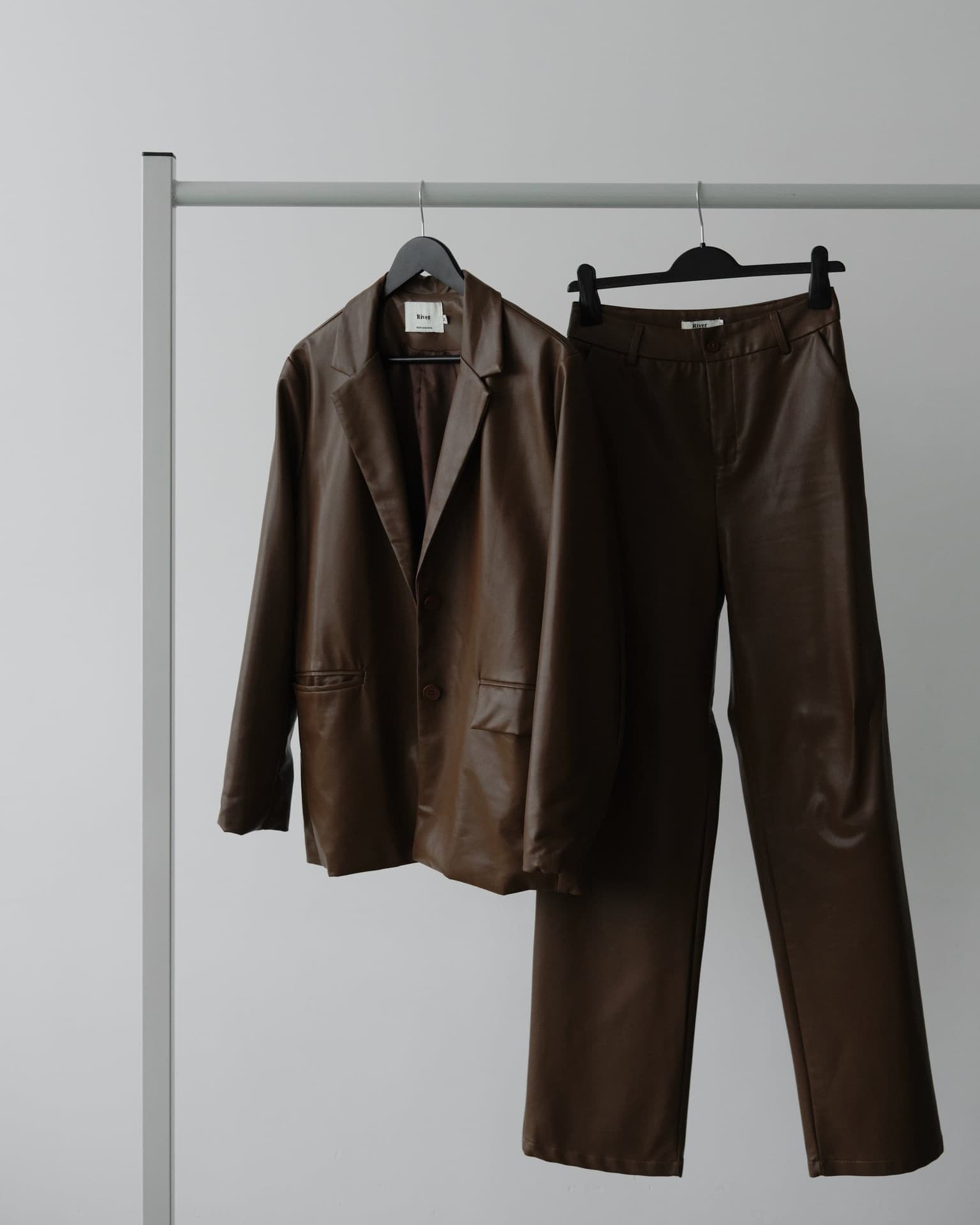 Костюм из экокожи